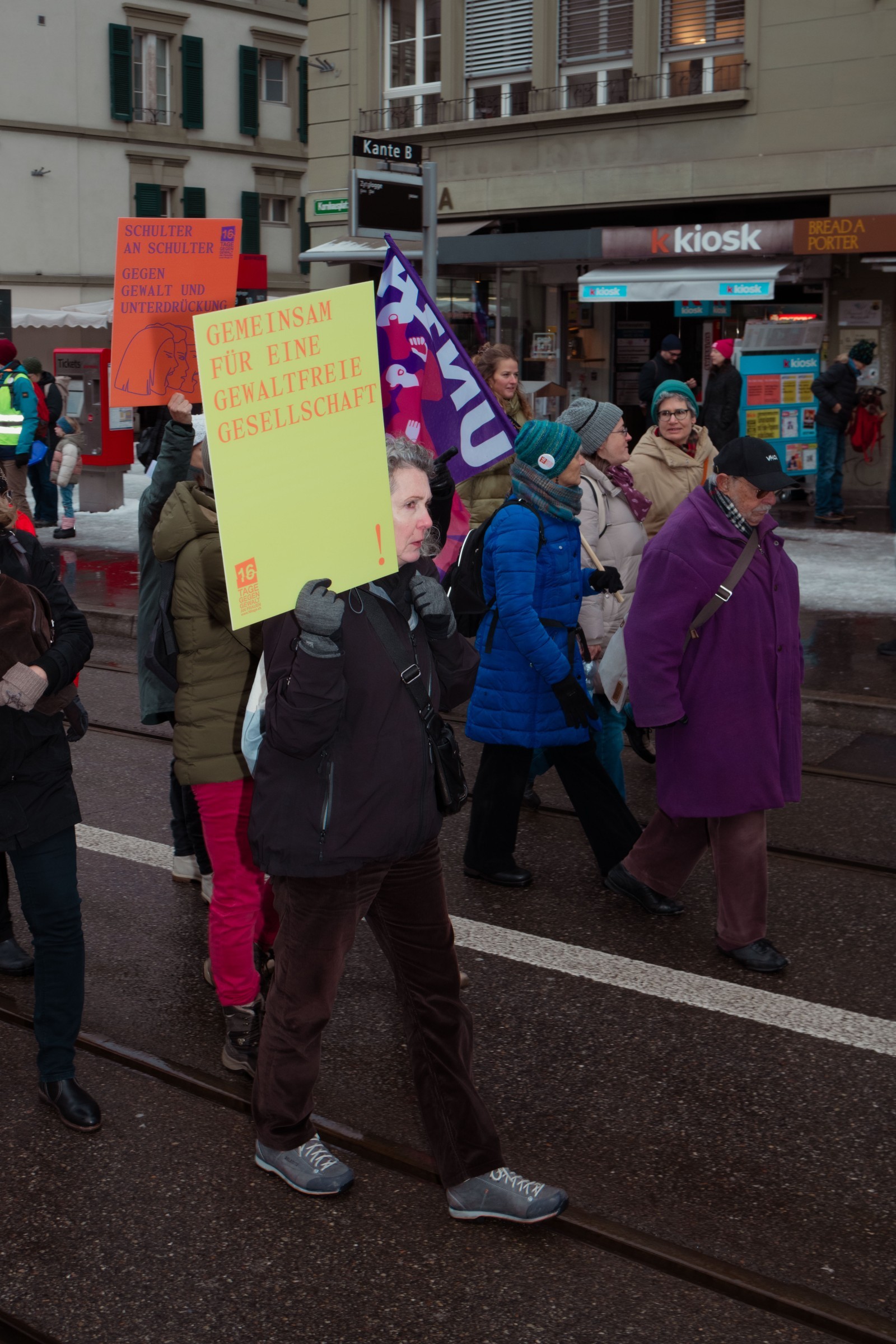 Demonstration der 16 Tage gegen Gewalt an Frauen 2024, organisiert von Frieda in Bern.
